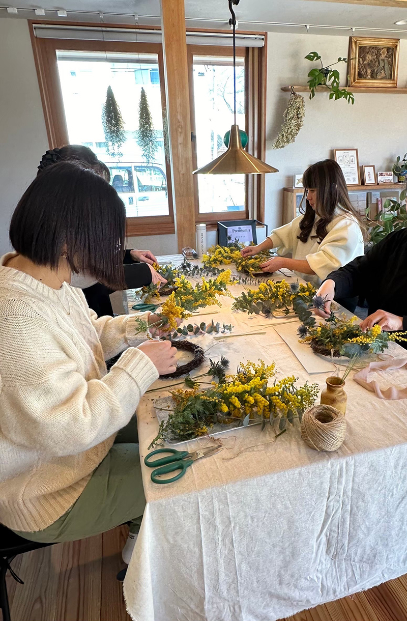 ミモザのリース作りの様子